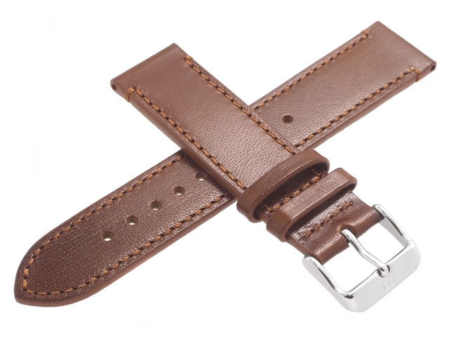Srebrna polerowana klamra ze stali nierdzewnej z grawerowanym logo Tommy Hilfiger przy brązowym pasku 21 mm.